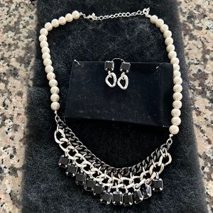 Fashion necklace with black silver and pearl colors